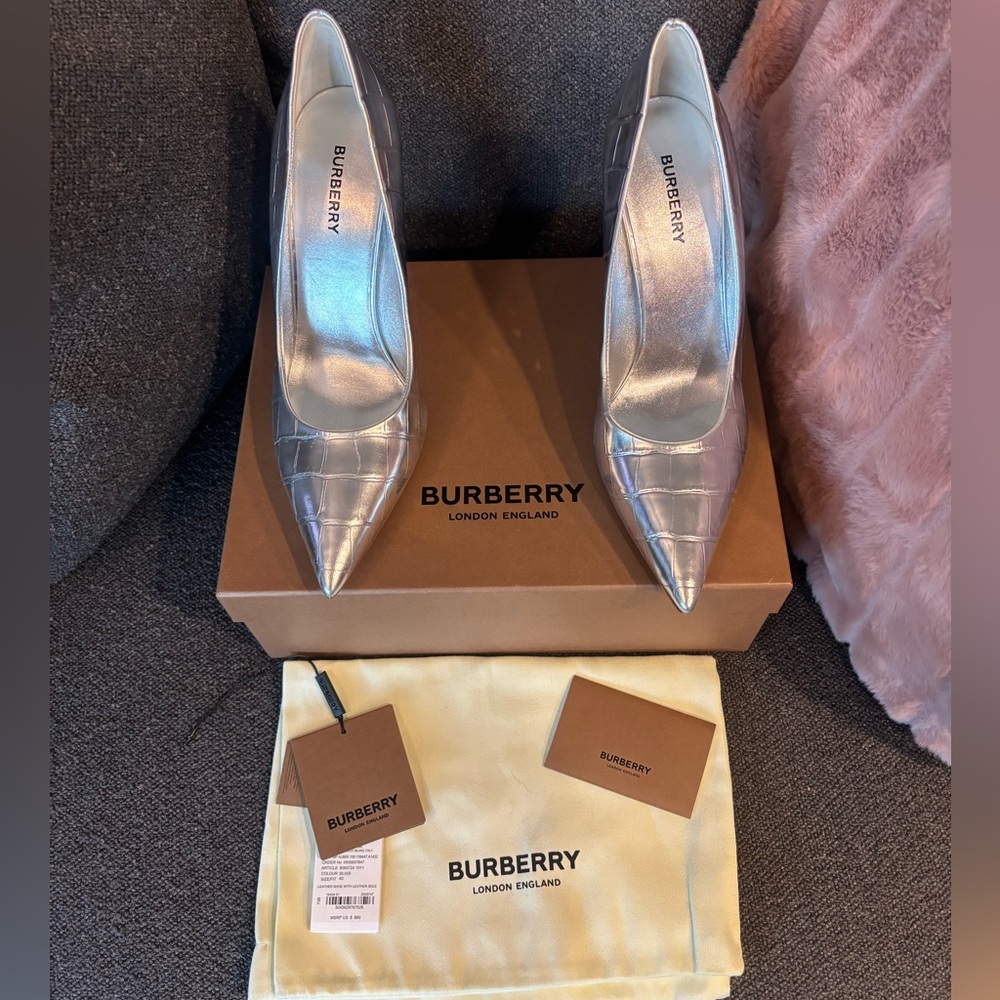 Burberry Aubri 100 Croc Embossed Silver Leather Pumps size 40